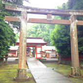【揖宿神社】揖宿神社は、天智天皇御滞興の縁の地として、慶雲３年（西暦７０６年）に建立され、航海安全、諸業繁栄の守護神として崇敬されています。