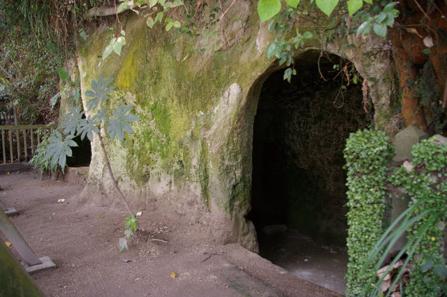 城山にのこる洞窟